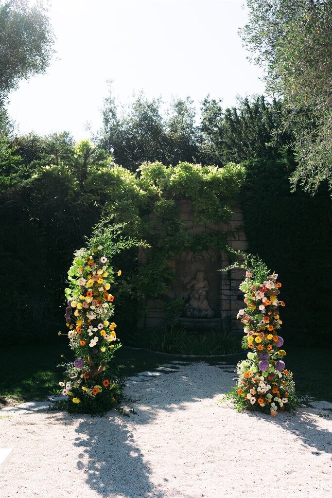 beautiful-floral-design-for-outdoor-ceremony3