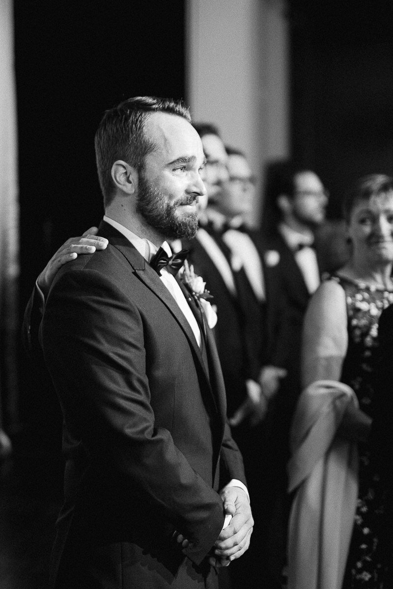 Le marié lors de la cérémonie de mariage qui voit la mariée pour la première fois. Il est émotif. Mariage à Montréal.