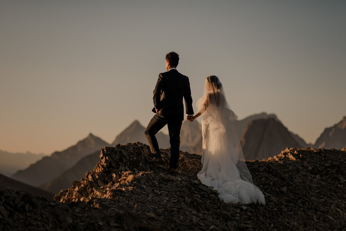 hiking-elopement-photographer-12