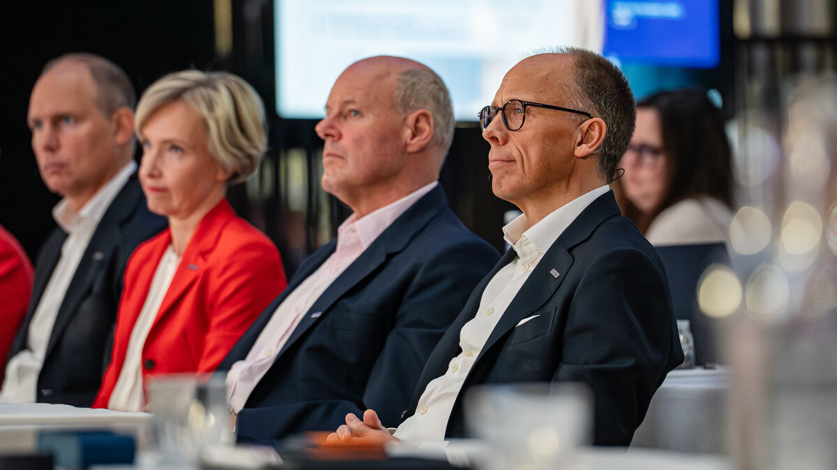 banking-conference-speaker-onstage-press-release-london-marc-james-photography-16