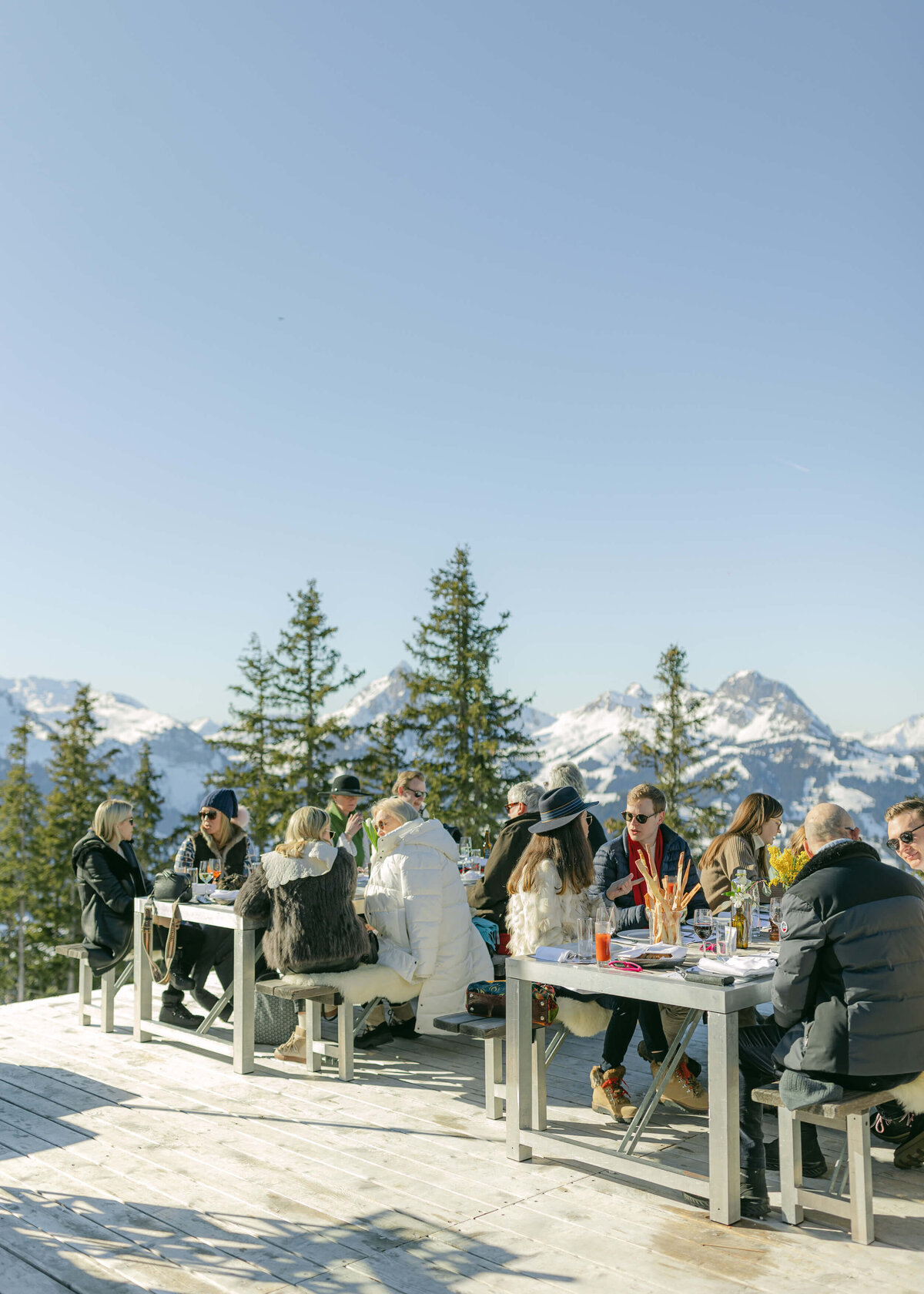 chloe-winstanley-events-gstaad-wasserngrat-tables-outside-lunch