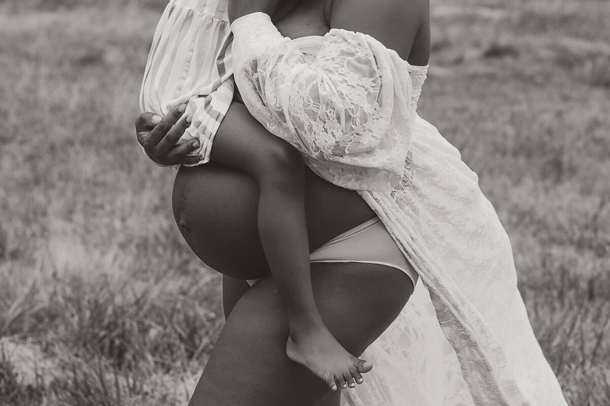 black-white-maternity-belly-photo-charlotte