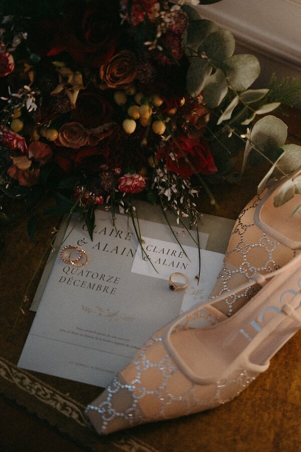 Invitation, alliances, escarpins et bouquet. Photo Kamescop, photographe et vidéaste mariage.