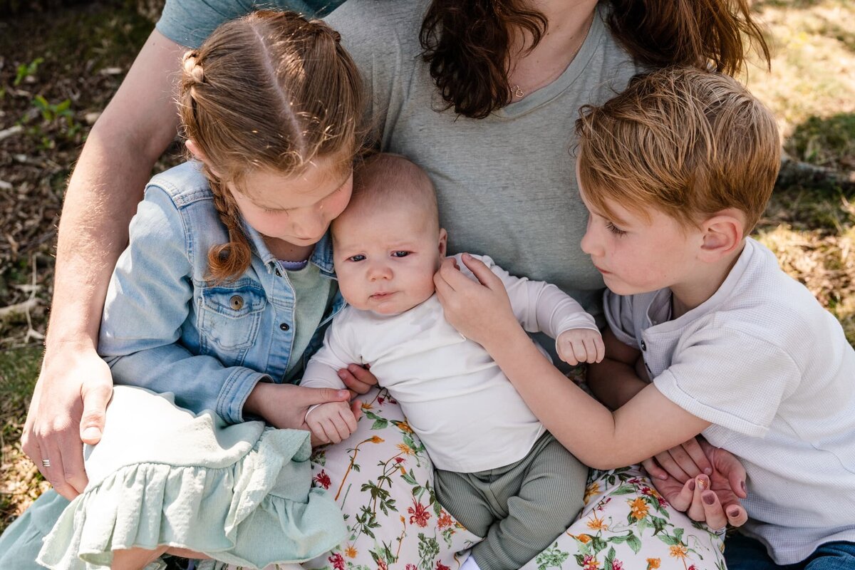 Fotograaf gezinsfoto's Groningen - gezin in de natuur met baby.