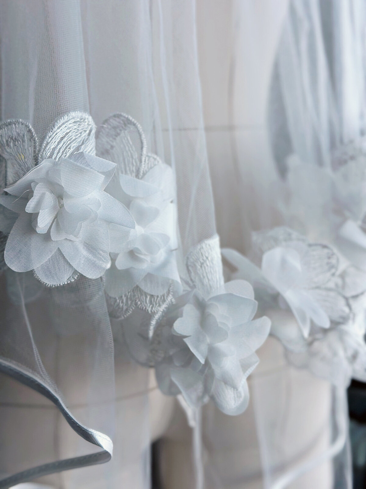 Handcrafted blusher veil featuring soft 3D lace
