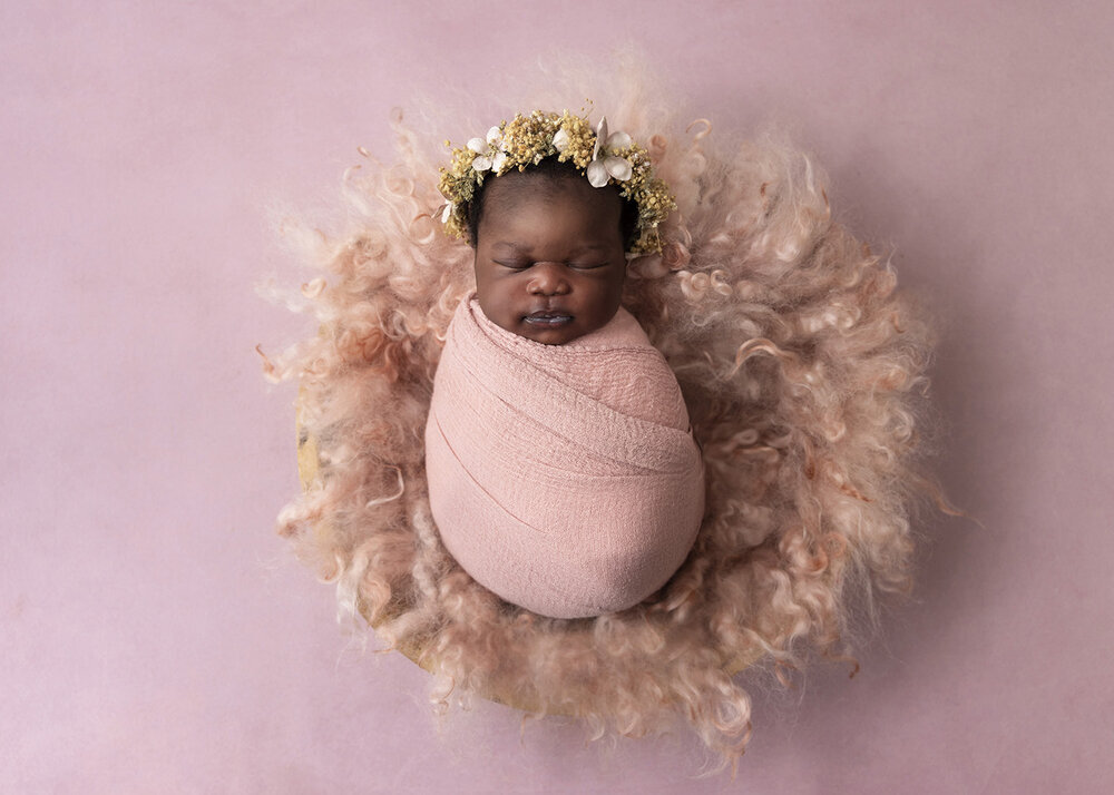 NEWBORN_BABYGIRLPOSEDINPINKBASKET