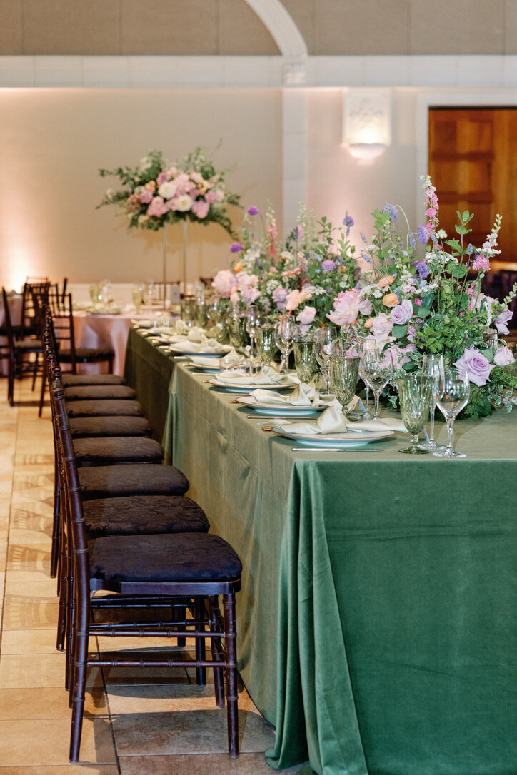 Kings table design, garden arrangement, table meadows, green velvet, candle light