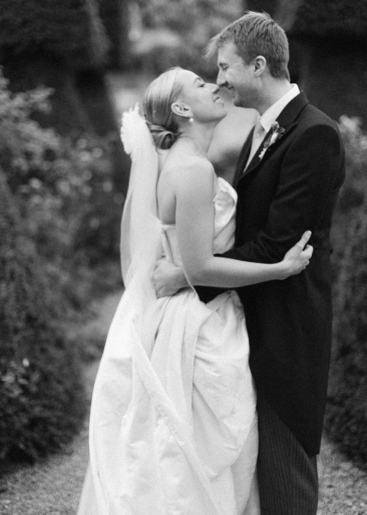 chloe-lowe-wedding-euridge-manor-vivienne-westwood-couple-kiss