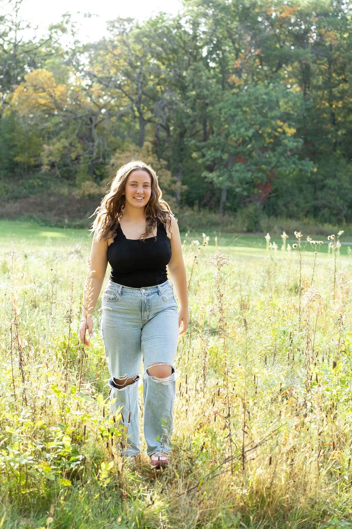 summer-senior-photos-in-field
