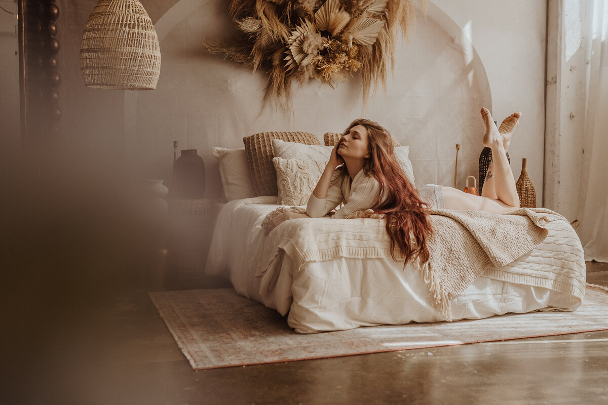 editorial-style-boudoir-natural-light-storyteller-studio-des-moines-storyteller-collective-photo-co