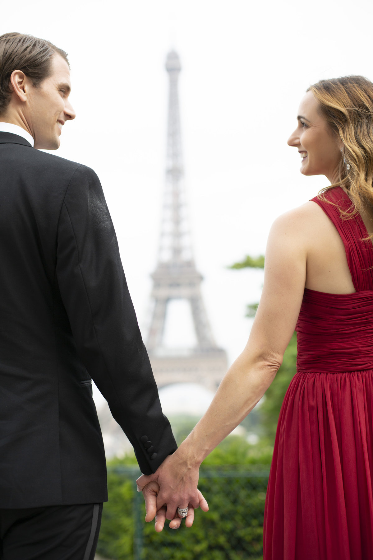 Couple holds hands during anniversary photography session in Paris 22