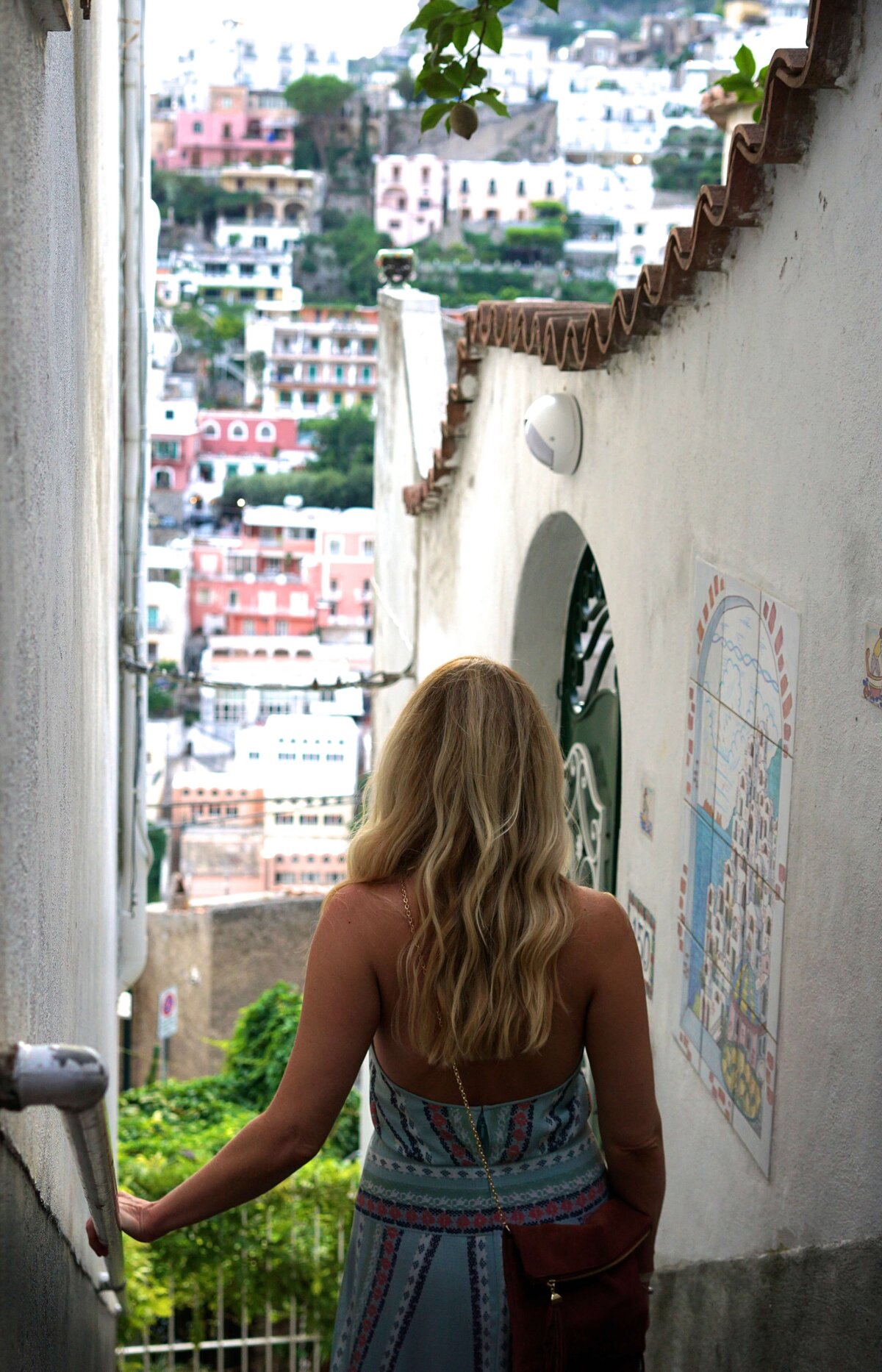 KS-Gray-Photography-Travel-Photographer-woman-walking-on-Amalfi-coast