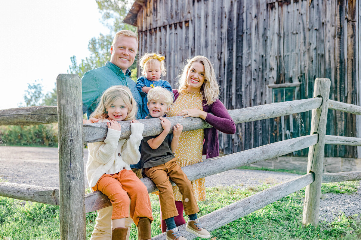 family-mini-session-ontario-ottawa-grey-loft-studio-2024-4