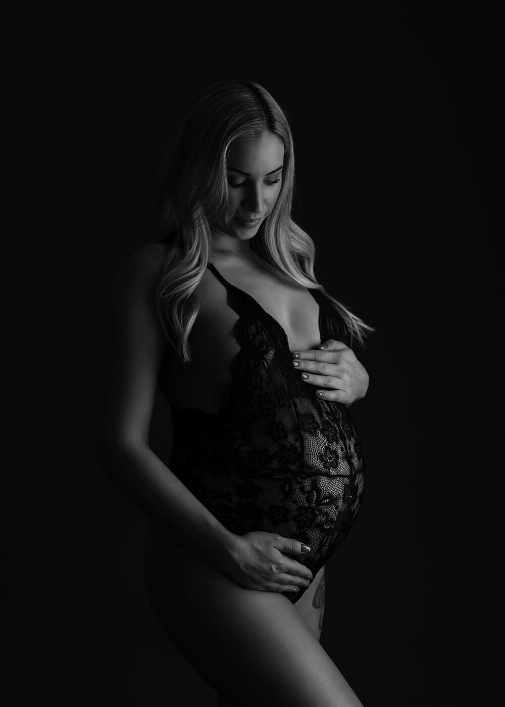 MATERNITY_PREGNANTWOMAN_BLACKLACELINGERIE