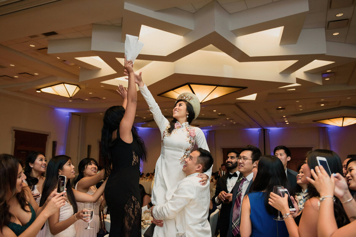 boston-wedding-photographer-timless-authetic-storytelling-guided-hand-wedding-reception-chinese-seamless-photography