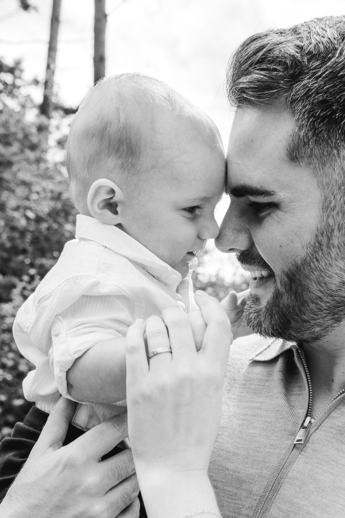 Papa en zoon tijdens familieshoot