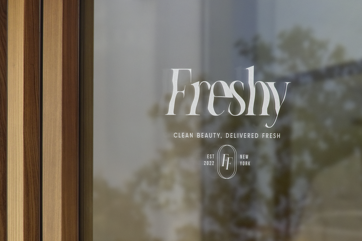 freshy Logo_Mockup_Modern_Window_Sign_Wood_Wall kopiëren