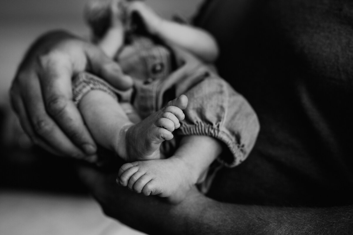 BLACK AND WHITE NEWBORN IN HOME SESSION