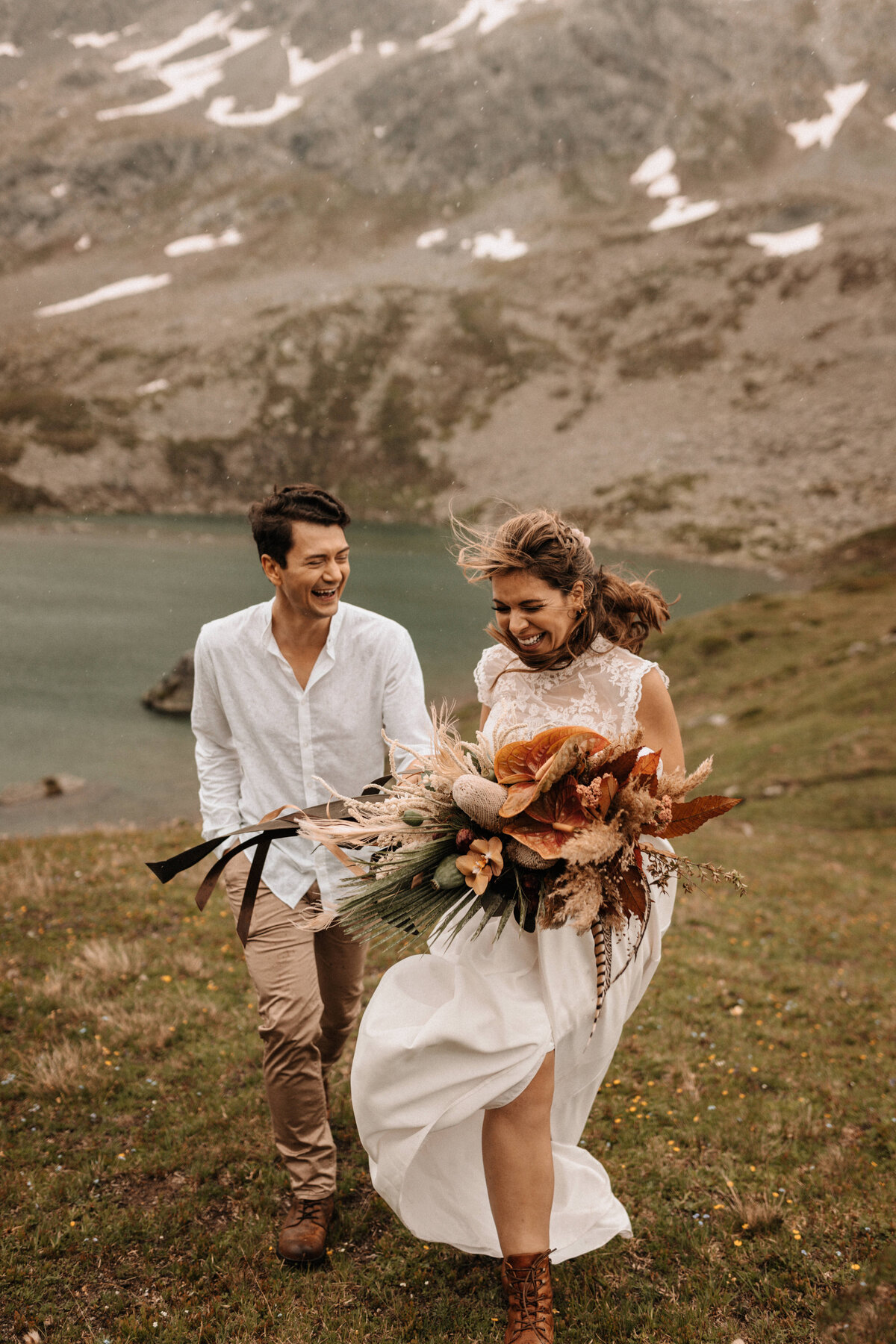Brautpaar an einem See in den Schweizer Alpen