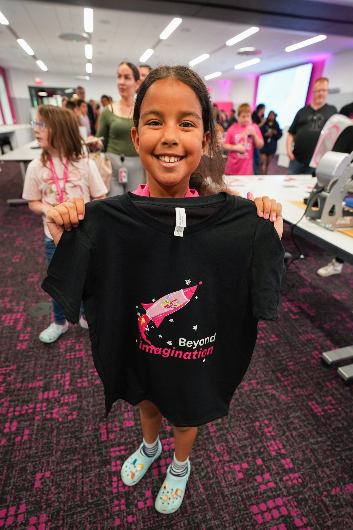 kansas-city-event-photography-0246-child-holding-event-tshirt