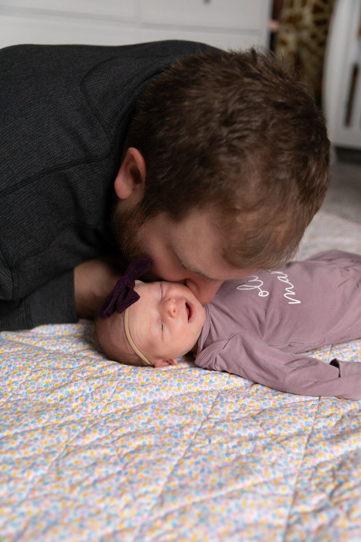 dad-newborn-kisses-blanket