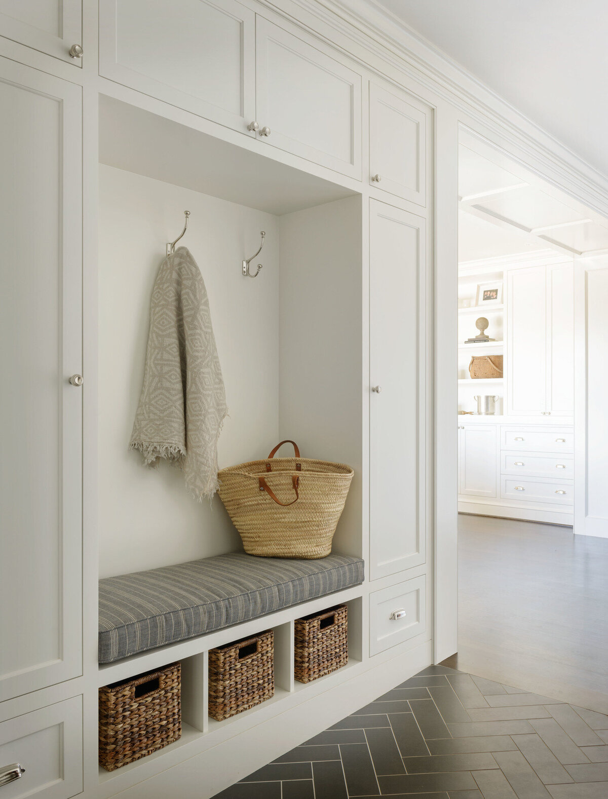 White-wooden-entryway-built-in-cabinets_Magnolia-Seattle-Washington_Marianne-Simon-Interior-Design.jpg.jpg