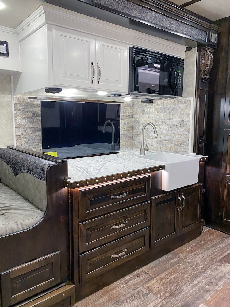 luxury-living-quarter-horse-trailers-trail-boss-conversions-kitchens-15