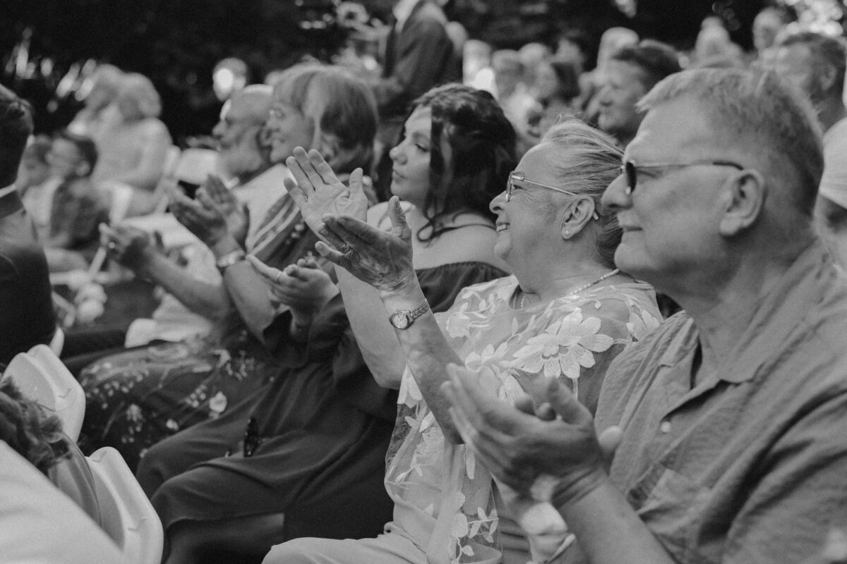 Emotional Wedding Guests Clapping During Outdoor Ceremony | Oregon Wedding Photographer MB Captured Moment