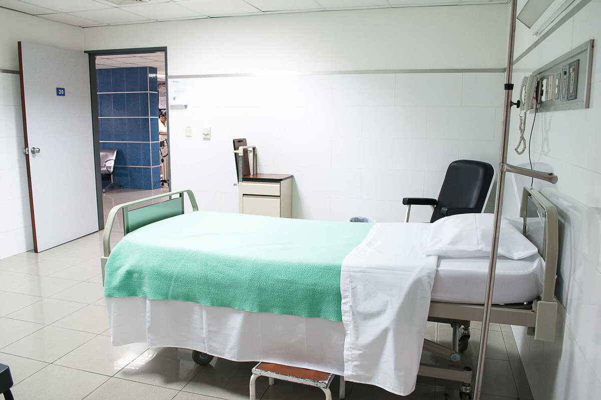 medical-clinic-hospital-bed-room2