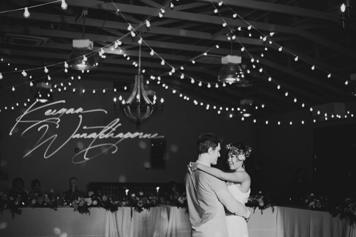 wedding photographer for fun and natural coupels