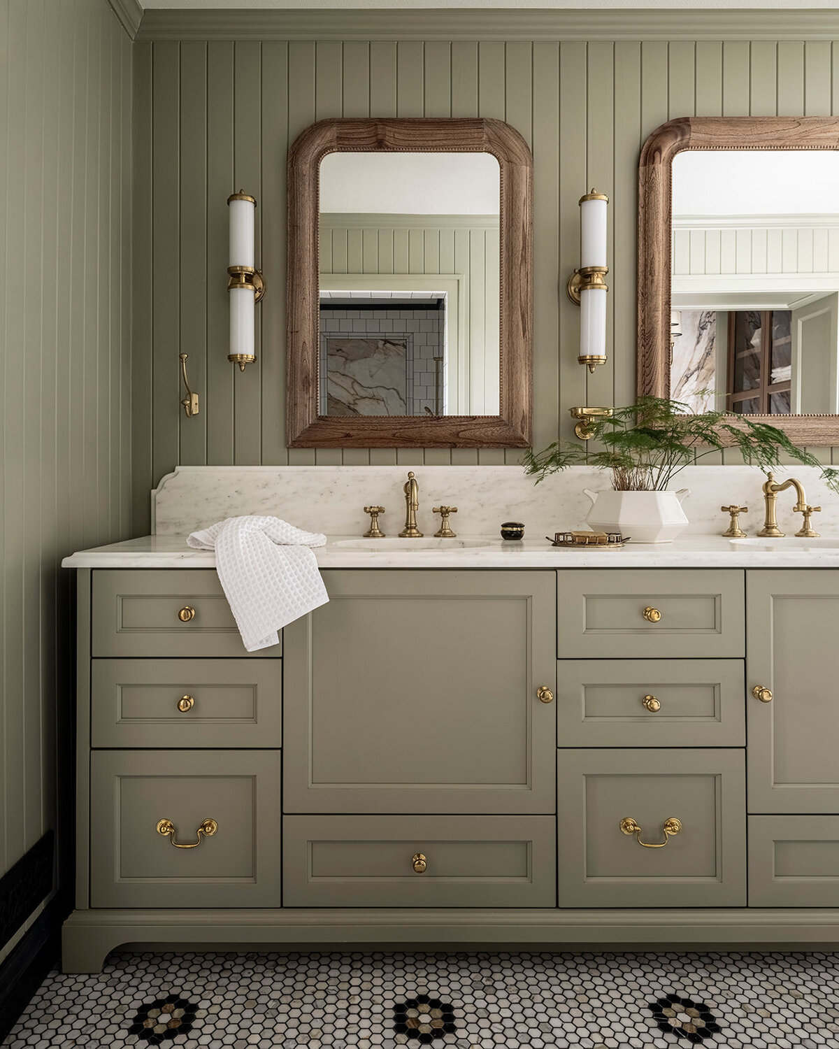 Kat Lawton Interiors - Seattle Interior Designer - English Cottage Primary Bathroom - DSCF2271-HDR-Edit_websize