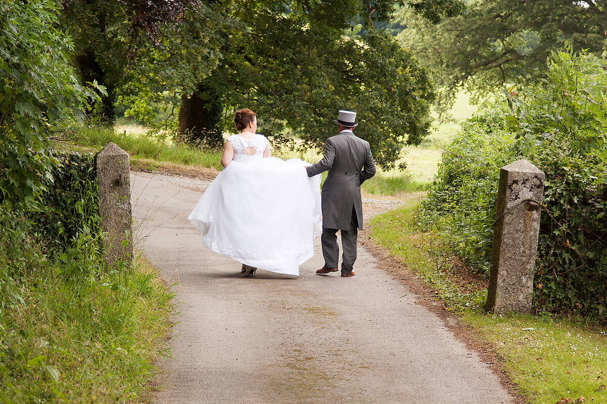 pro-story-photography-couple-walking-out-gate