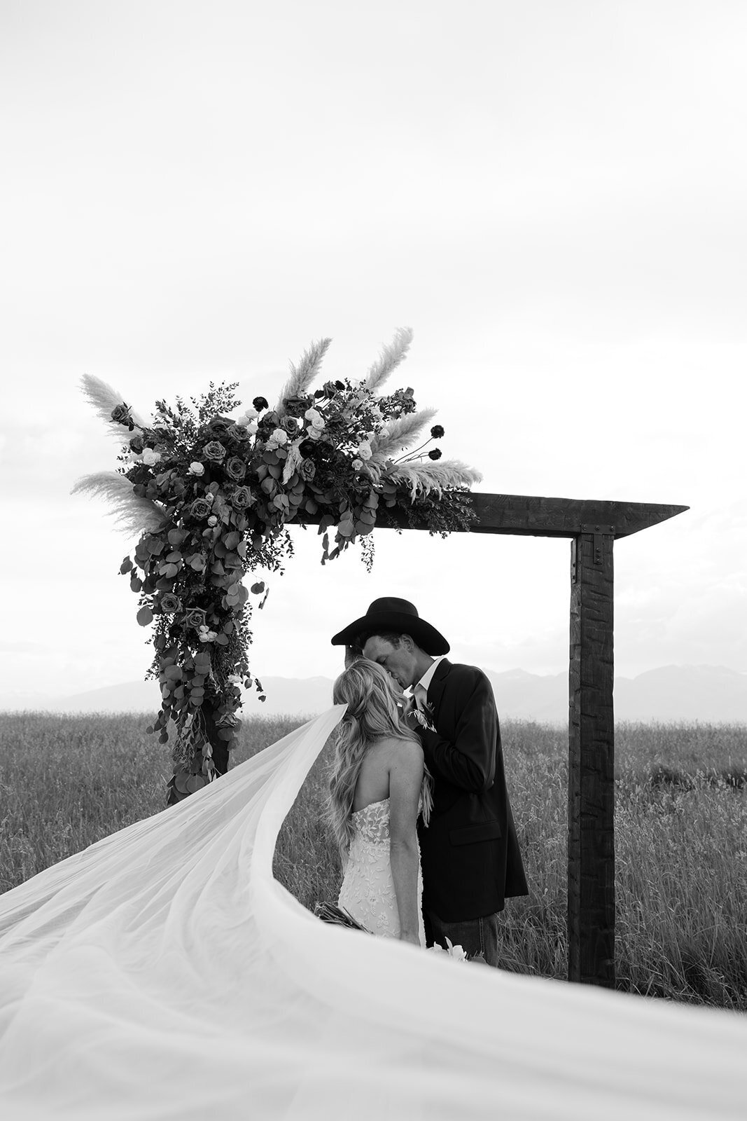 presley-gray-cowboy-luxury-montana-wedding-8128