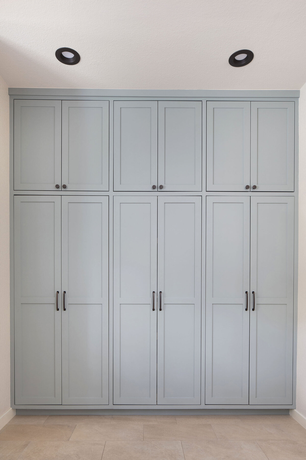 hello-home-custom-modern-functional-pantry-laundry-blue-cabinets-1