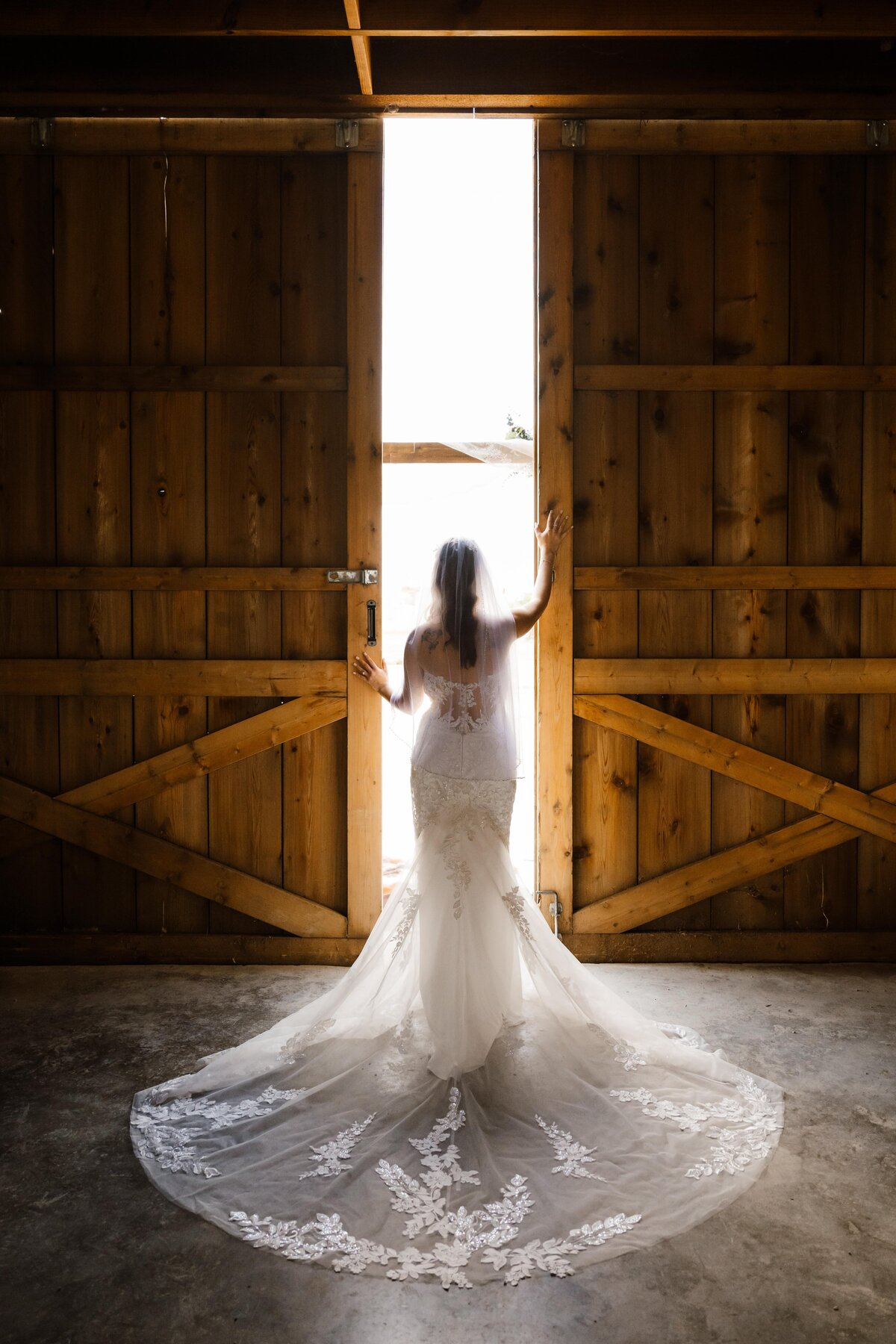 bohobarnaprilweddingnevadatexas3-min