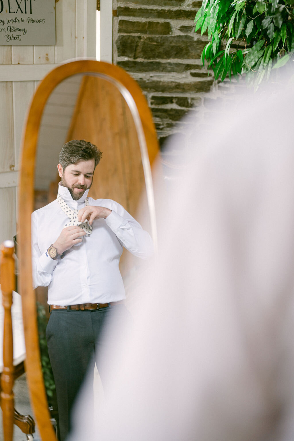 groom-tying-tie-getting-ready