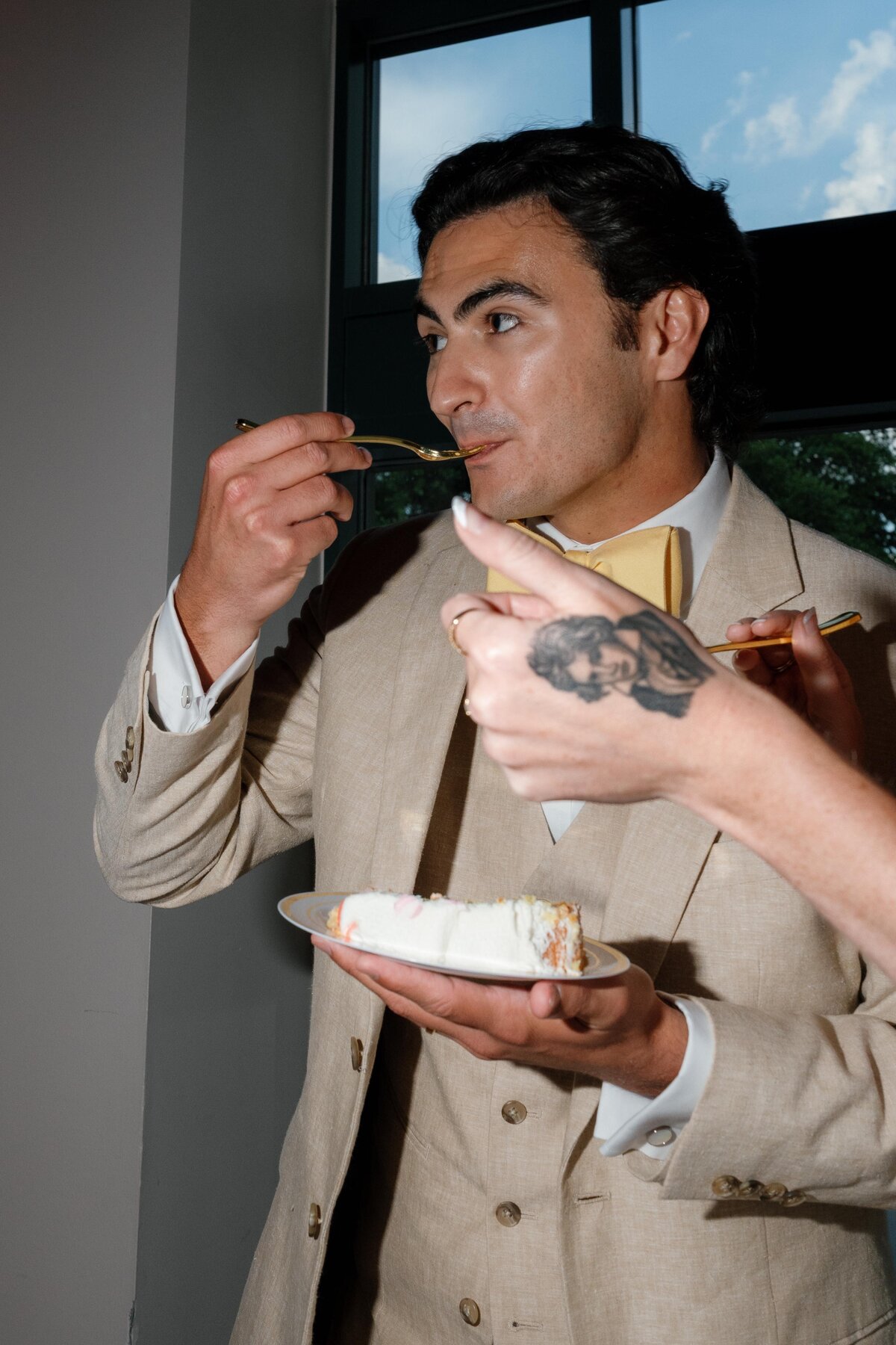 bride-and-groom-tasting-cake-thumbs-up-wedding-street-photography