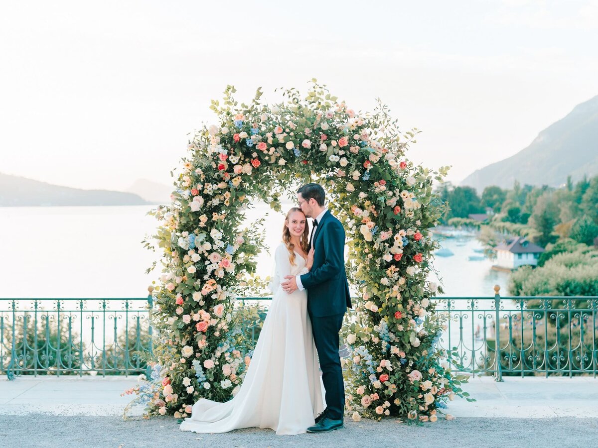 photo-married-in-front-of-exceptional-floral-arch1