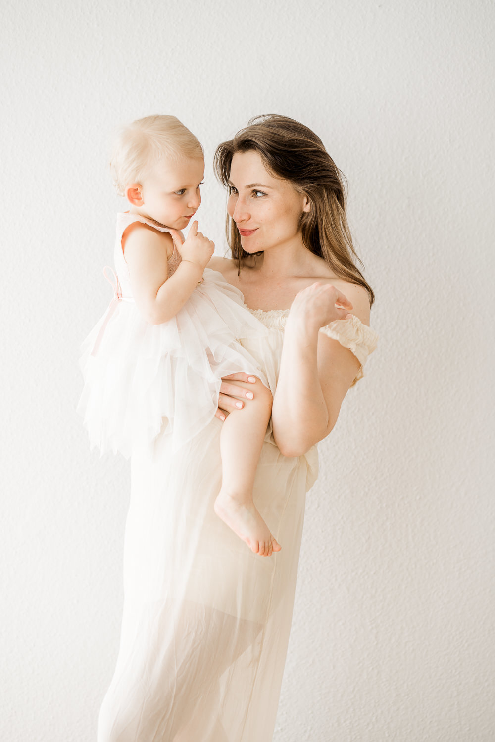 Babybauchshooting_Schwangerschaftsboudoir_Schwangerschaftsshooting_Motherhood_Homestory_Lifestylefotograf_SvetlanaLobanova_UlrikeThi_315_web_