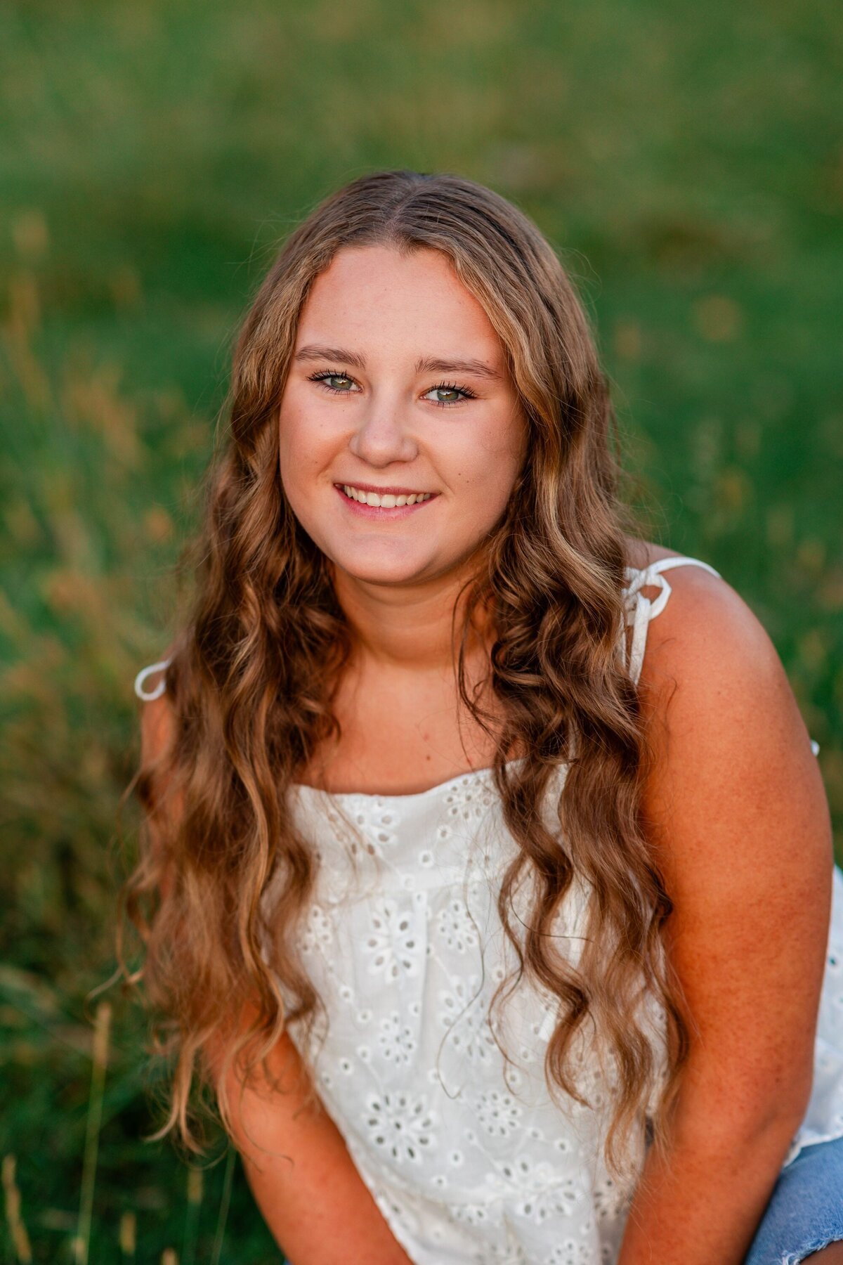 wisconsin-high-school-senior-girl-in-tall-grassy-field