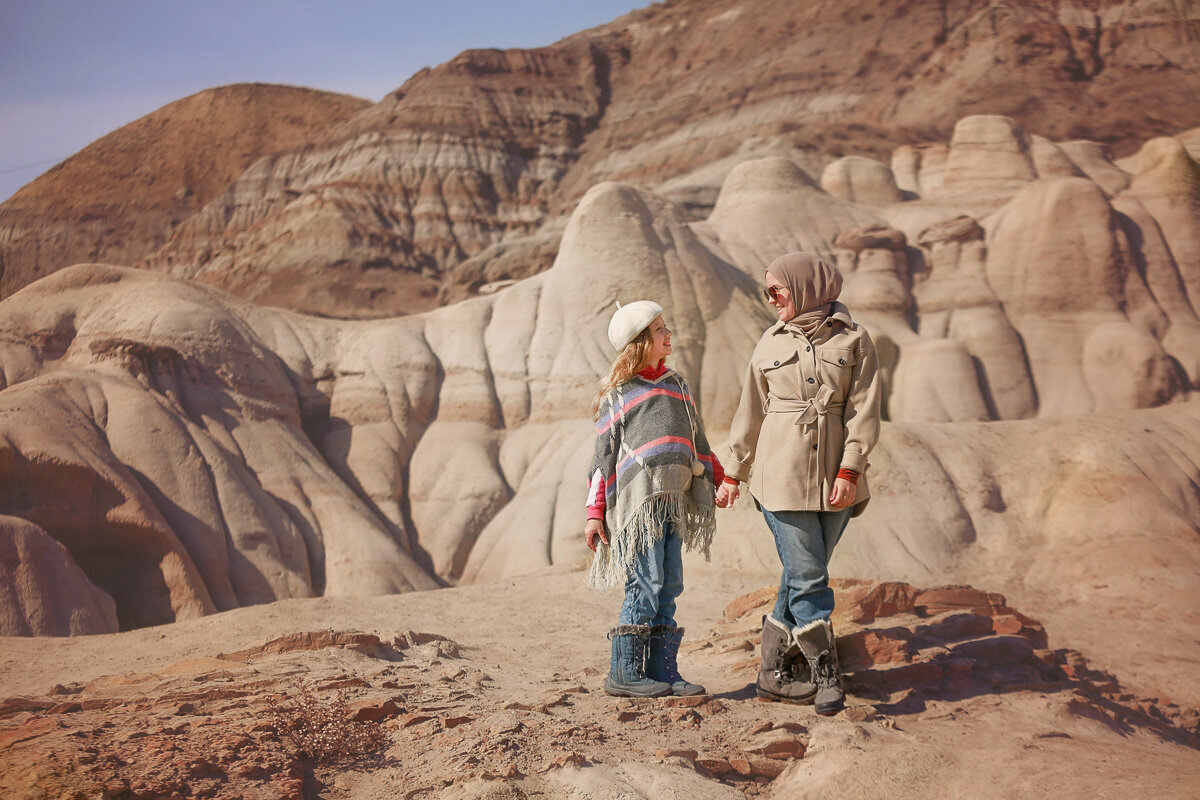 muslim-mom-with-daughter-walking-hoodoos