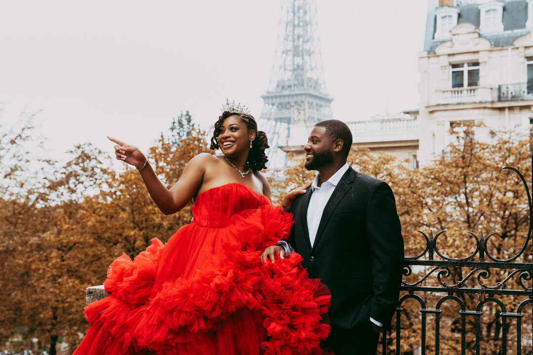 Romantic couple photo session Eiffel Tower Paris, professional photography experience