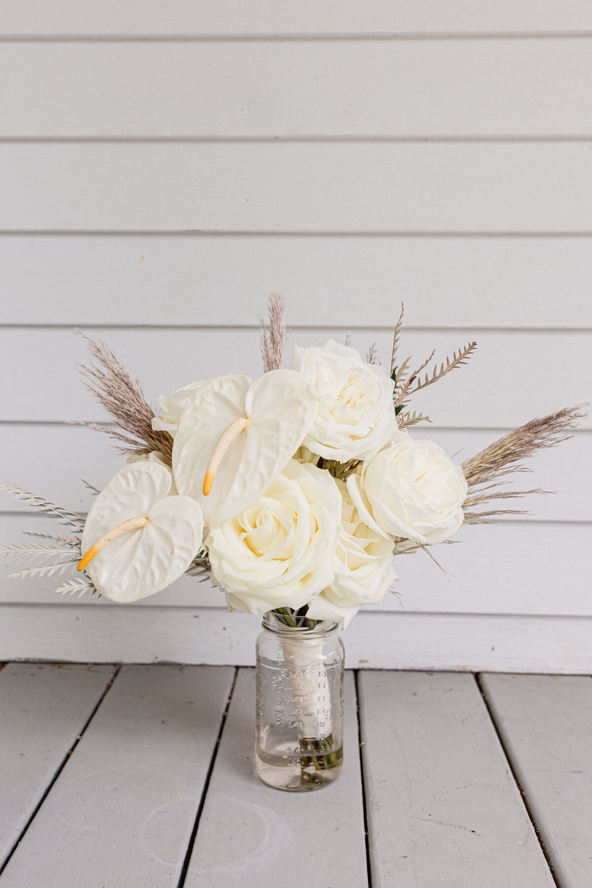 white-mondern-wedding-bouquet