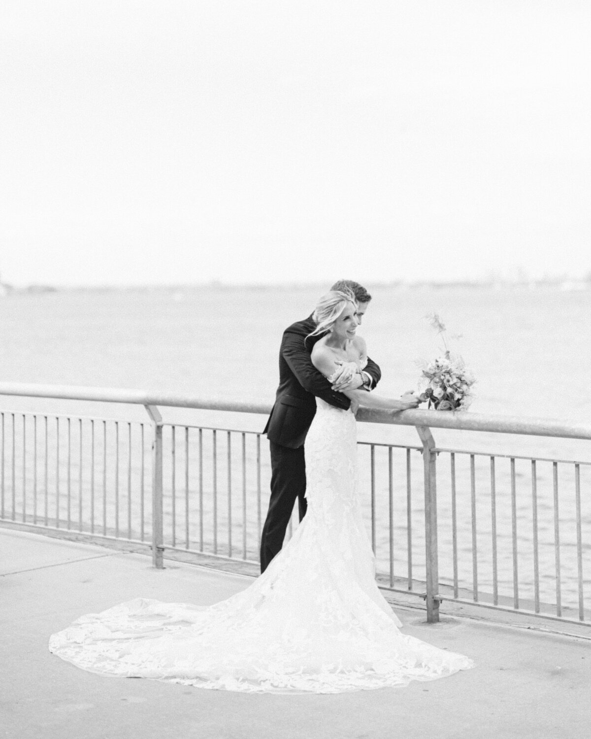 libertywarehouse-newyorkwedding-weddingwithaview-felixfeyginphotography-015