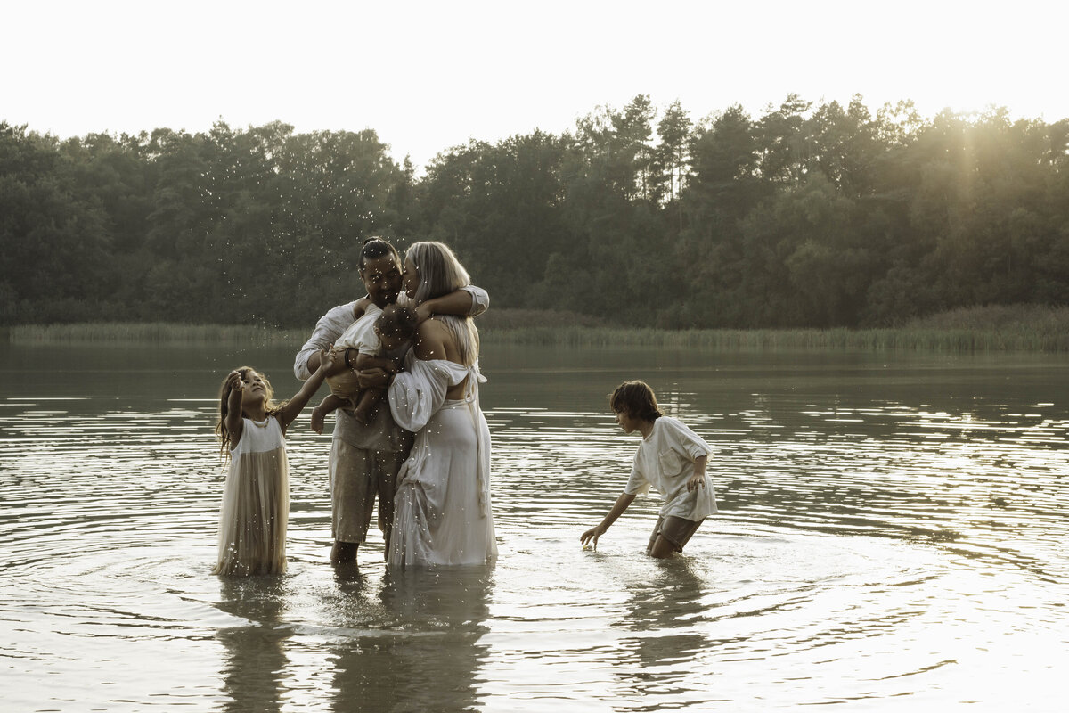 gezinsfotograaf roermond, gezinsfotograaf leudal, gezinsfotograaf haelen, gezinsfotografie limburg, gezinsfotograaf limburg, gezinsshoot leudal, gezinsshoot roermond, gezinsshoot haelen, gezinsfotograaf limburg, gezinsfotograaf brabant, spontane gezinsfoto's, spontane foto's met kinderen, spontane fotografie, gezinsfotograaf