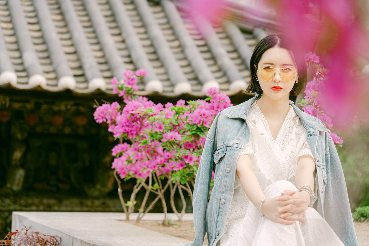 Spring editorial session photographed in the rolling green tea fields of Boseong, Korea by top luxury wedding destination photographer Michael Asmussen. Lush rows of matcha and soft light create a timeless setting for quiet romance and refined editorial storytelling.”  목가적인 보성 녹차밭에서 촬영된 봄 에디토리얼. 목적지 웨딩 포토그래퍼 마이클 아스무센이 담아낸 푸른 녹차밭과 부드러운 빛이 어우러진 고요하고 세련된 로맨스의 순간