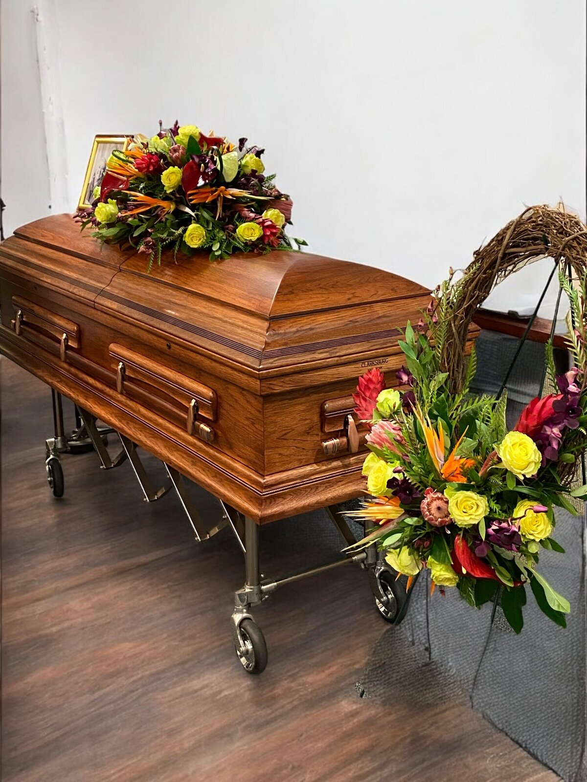 Casket-spray-and-matching-wreath