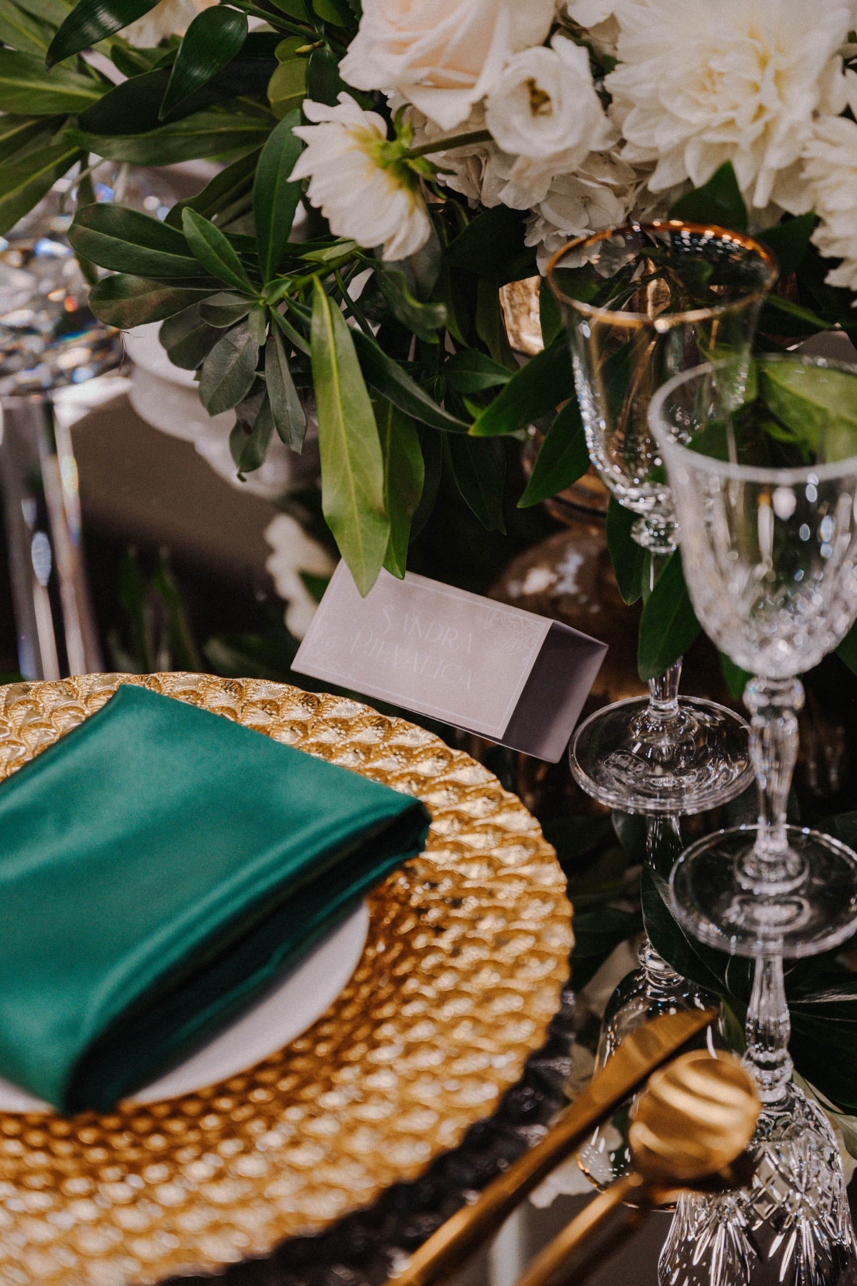 emerald-green-gold-reception-florals-centrepieces-greenery-chargers-place-cards