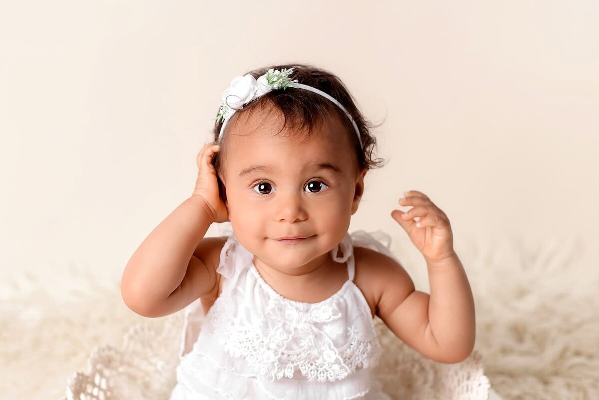 mobile-inhome-cakesmash-photography_vancouver-fraser-valley_first-birthday-white-lace-romper