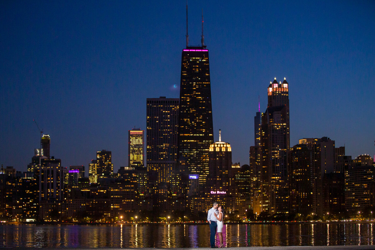A breathtaking wedding photo of the Chicago skyline at night